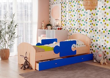 Детская кровать с бортиками и ящиком Мозайка, корпус Млечный дуб/фасад Синий (ламели) в Элисте